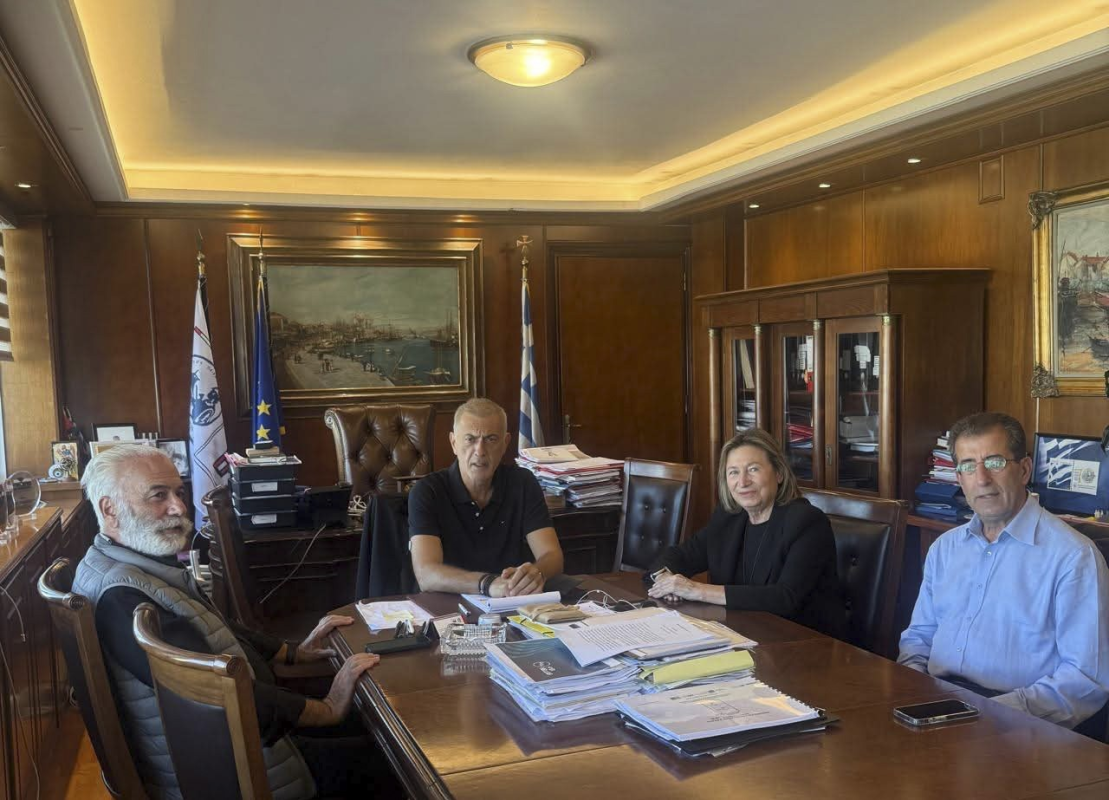 Pire Belediye Başkanı Moralis, Attika Girit Dernekleri Birliği başkan adayı Evangelia Şinaraki ile görüştü