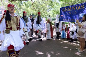 Yunan Cumhurbaşkanlığı Muhafızları (Evzonlar), Sidney'deki OXI Günü töreninde bayrağı göndere çekti