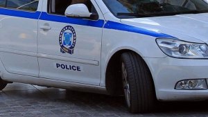 Atina'nın Kypseli semtinde dairede yalnız bulunan 2 yaşındaki ikizlerin annesi gözaltına alındı
