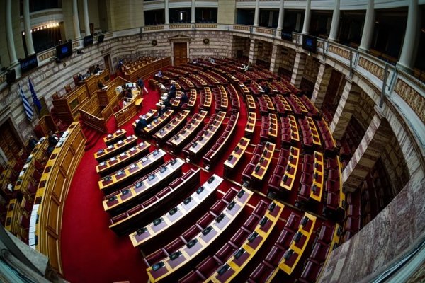 Siyasi üçgen kaynıyor: SYRIZA-PASOK arasında ateş hattı ve Yeni Demokrasi'nin rolü