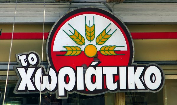 Yunanistan'da «Χωριάτικο» zincirinin sahibine ağır suçlama: Milyonlarca euroluk nakit çekimi ve strip club ağı