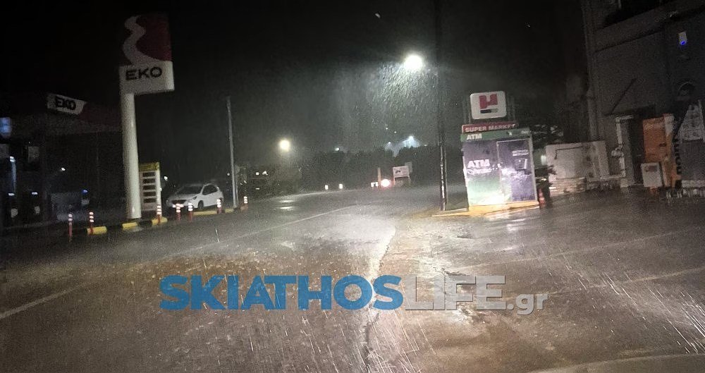 Skiathos'ta 112 acil uyarı mesajı: Araçlar sel sularına kapıldı, okullar çarşamba kapalı
