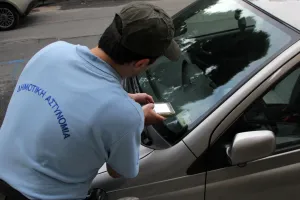 Yunanistan Trafik Polisi, 'iki dakikalık' çift parka son vermek istiyor
