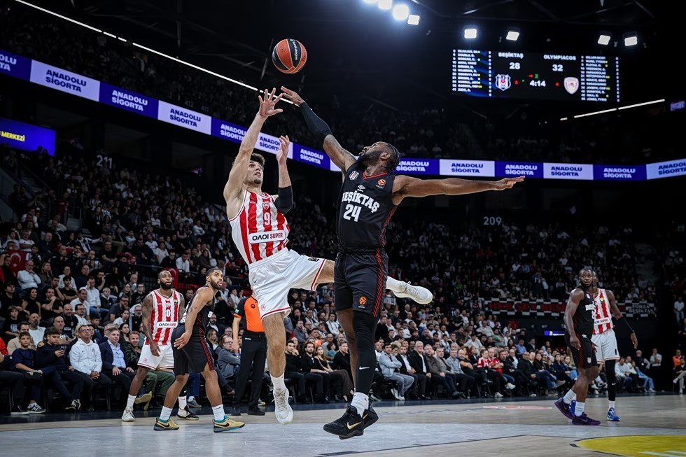 Beşiktaş–Yunan ekibi Olympiakos maçında genç basketbolcu Nikos Plotas Euroleague'de ilk kez forma giydi