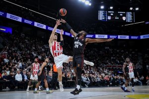 Beşiktaş–Yunan ekibi Olympiakos maçında genç basketbolcu Nikos Plotas Euroleague'de ilk kez forma giydi