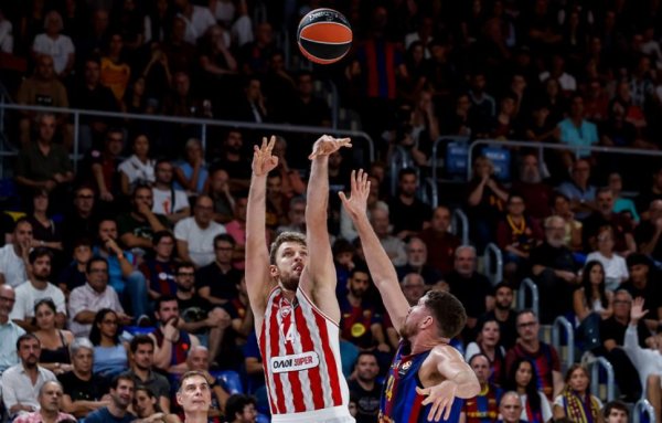 Yunan basketbol devi Olympiacos, Barcelona'yı uzatmada 105-100 yendi