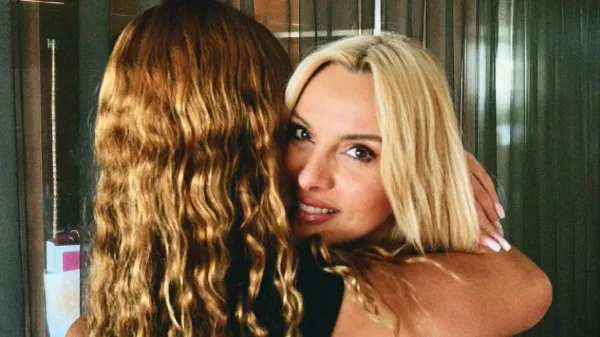 Yunan şarkıcı Peggy Zina, kızı Electra'nın 15. yaş gününü Instagram'dan kutladı
