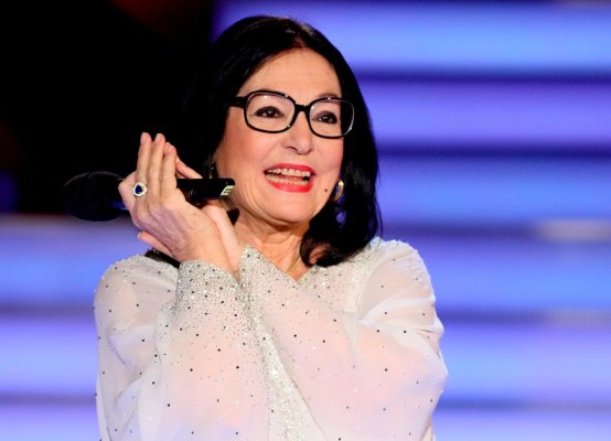 Yunan şarkıcı Nana Mouskouri'ye Almanya'dan liyakat nişanı