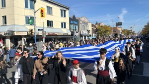 Toronto'daki Yunan topluluğu, OXI (Hayır) Günü'nün 86. yılını geçit töreniyle andı