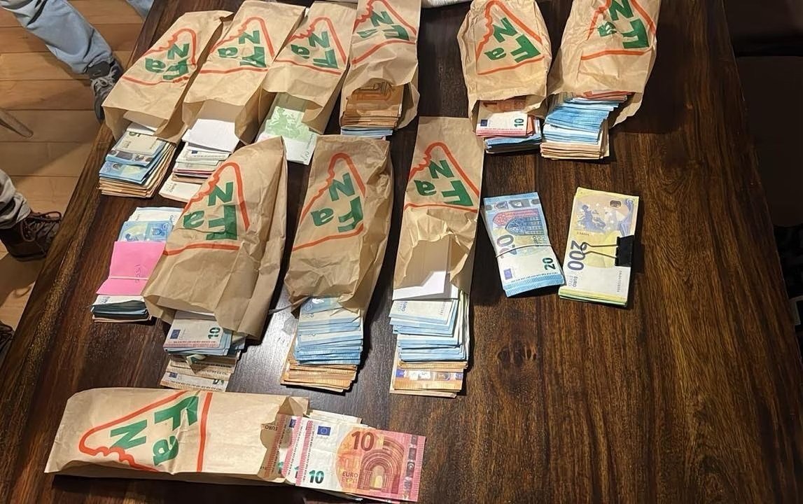 Yunan zinciri Pizza Fan'de “ikram” fişlerinden elde edilen kârlar aylık toplantıda paylaşılıyordu