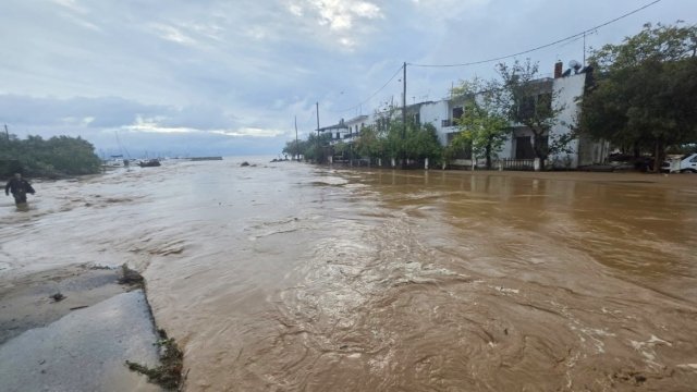 Yunanistan'da Pelion ve Skiathos'u fırtına vurdu: Yollar nehre döndü, evleri su bastı