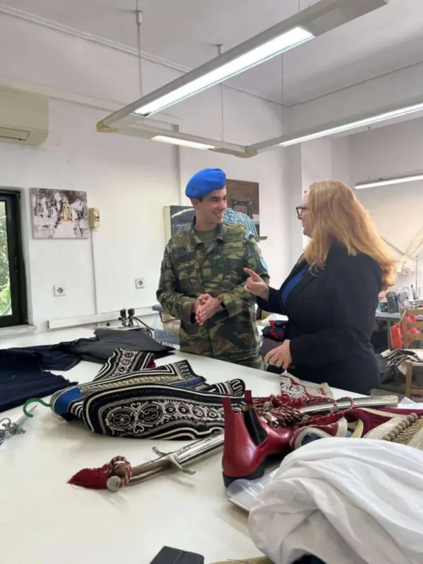 Avustralya Büyükelçisi Alison Duncan, Ohi Günü turu öncesi Cumhurbaşkanlığı Muhafızlarını ziyaret etti