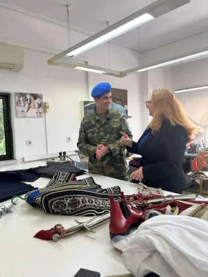 Avustralya Büyükelçisi Alison Duncan, Ohi Günü turu öncesi Cumhurbaşkanlığı Muhafızlarını ziyaret etti