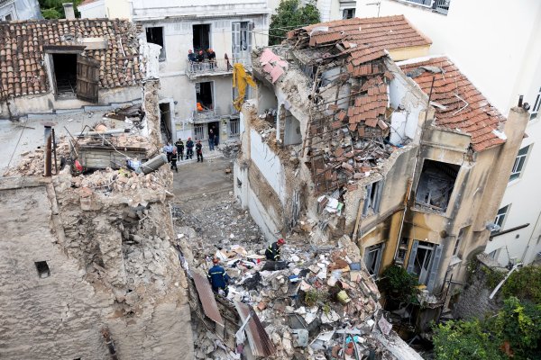Atina'nın Plaka semtindeki ölümlü patlamada üç şüpheli gözaltına alındı