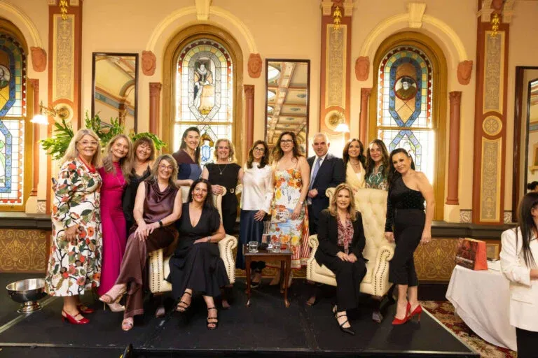 Melbourne'daki Yunan tarihini koruma bağış etkinliğine 100'den fazla kadın katıldı