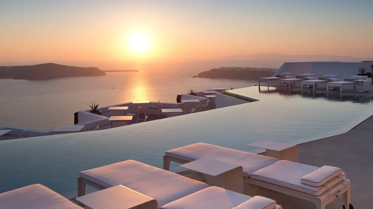 Condé Nast Traveler 2026'da ABD'li okurlar Santorini'yi, İngilizler Oia'yı birinci seçti