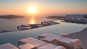 Condé Nast Traveler 2026'da ABD'li okurlar Santorini'yi, İngilizler Oia'yı birinci seçti