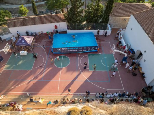 Yunanistan'ın Hidra Adası'nda Aqua On The Move programında çocuklar yüzme gösterisiyle dikkat çekti