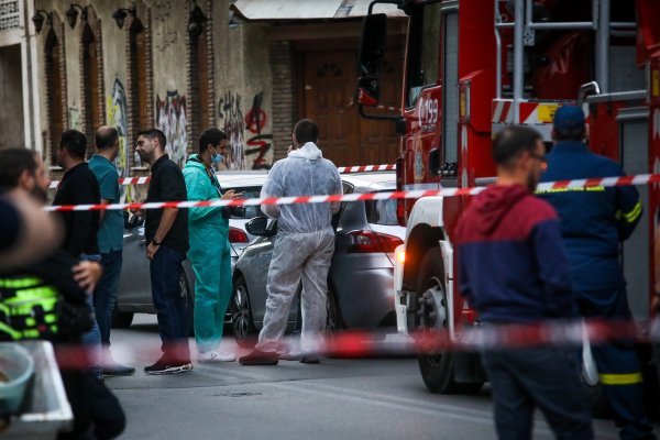 Atina'nın Kolonos semtinde patlayıcı düzenek 2'si polis 4 kişiyi yaraladı