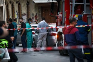 Atina'nın Kolonos semtinde patlayıcı düzenek 2'si polis 4 kişiyi yaraladı