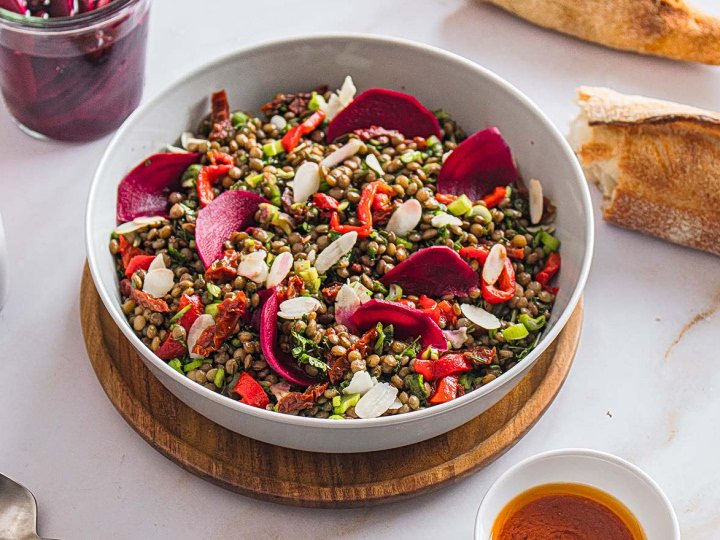 Turşu Pancarlı ve Güneşte Kurutulmuş Domates Soslu Mercimek Salatası
