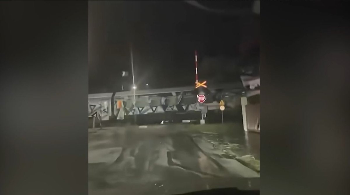 Larisa'da tren geçerken bariyerler havada kaldı: Sürücüler dehşet yaşadı