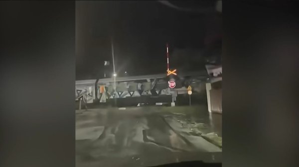 Larisa'da tren geçerken bariyerler havada kaldı: Sürücüler dehşet yaşadı