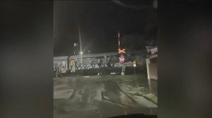 Larisa'da tren geçerken bariyerler havada kaldı: Sürücüler dehşet yaşadı