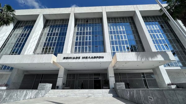 Yargıtay başsavcı yardımcısı Vasilis Floridis'in bekleyen bir davaya ilişkin yazısı yargıda kriz yarattı