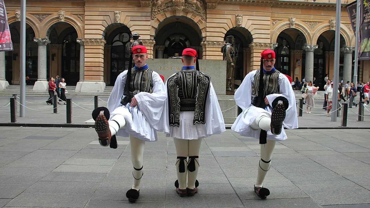 Yunanistan Cumhurbaşkanlığı Muhafız Birliği Evzonlar'ın onur nöbeti Sydney'de kalabalığı etkiledi