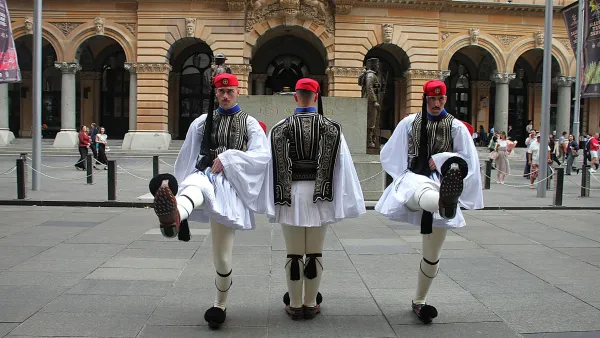 Yunanistan Cumhurbaşkanlığı Muhafız Birliği Evzonlar'ın onur nöbeti Sydney'de kalabalığı etkiledi