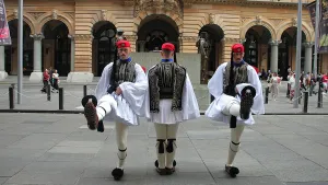 Yunanistan Cumhurbaşkanlığı Muhafız Birliği Evzonlar'ın onur nöbeti Sydney'de kalabalığı etkiledi
