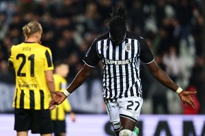 Selanik temsilcisi PAOK, Atina temsilcisi AEK'yı 3-1 yenerek derbiyi kazandı ve ilk dörde yaklaştı