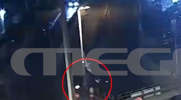 Atina'nın Kallithea semtinde 27 yaşındaki motosikletlinin kazası kameraya yansıdı