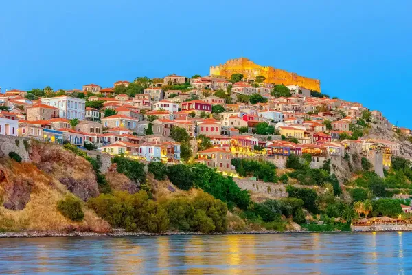 Midilli açıklarında tekne yangını sonrası Alman turist hastaneye kaldırıldı