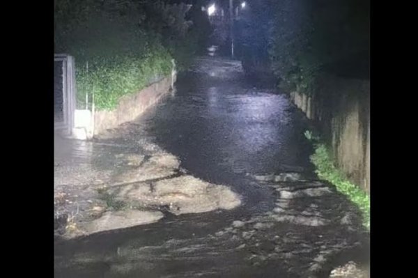 Yangınlardan zarar gören Porto Germeno'da yağış sorunları: Yol geçilmez oldu, evlere su girdi
