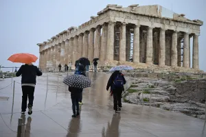 Yunanistan'da sağanaklı günlerin ardından perşembe hava rahatlıyor