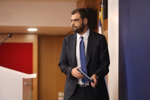 Yunan hükümet sözcüsü Pavlos Marinakis, Çipras'a saldırmak için Kammenos'un «sağ cephenin ihaneti» sözlerini unuttu