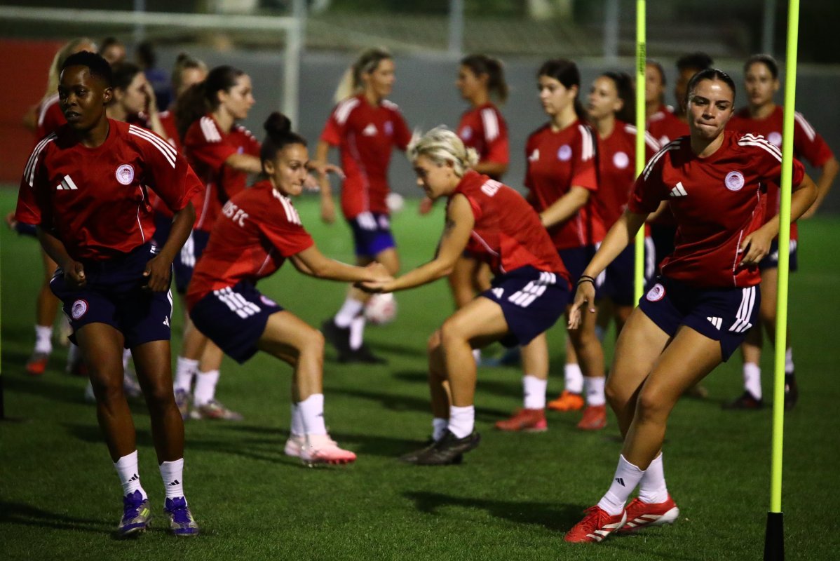 Yunan kulübü Olympiakos'un kadın futbolcuları, meme kanseri farkındalığı için kampanyaya destek verdi