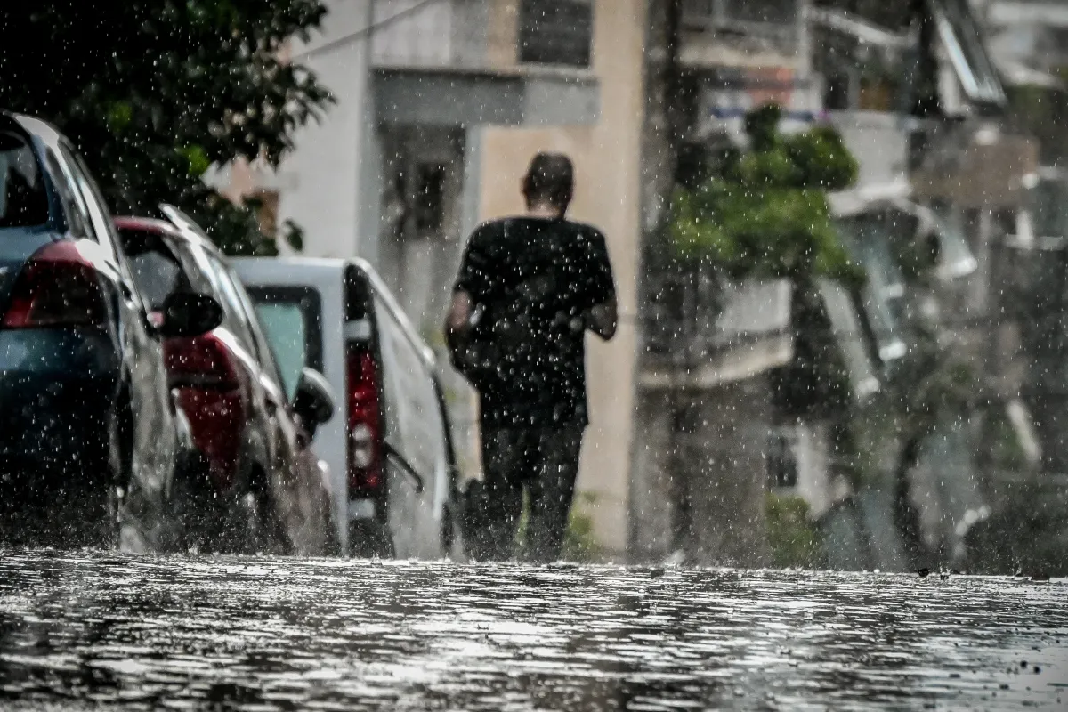 Hava durumu değişiyor: Yağmur, gök gürültülü sağanak ve hissedilir sıcaklık düşüşü – Attika'yı ne zaman vuracak