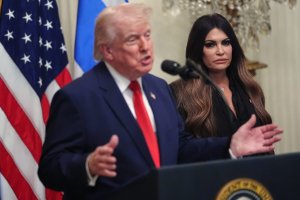 Trump, uygunsuzluk iddiaları nedeniyle ABD'nin Atina Büyükelçisi Kimberly Guilfoyle'ı görevden almayı düşünüyor