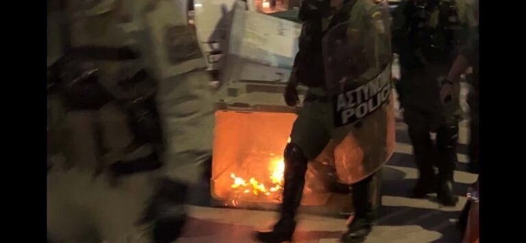Selanik'te yeni olaylar: Göstericiler çöp konteynerlerini ateşe verdi, polis biber gazı kullandı