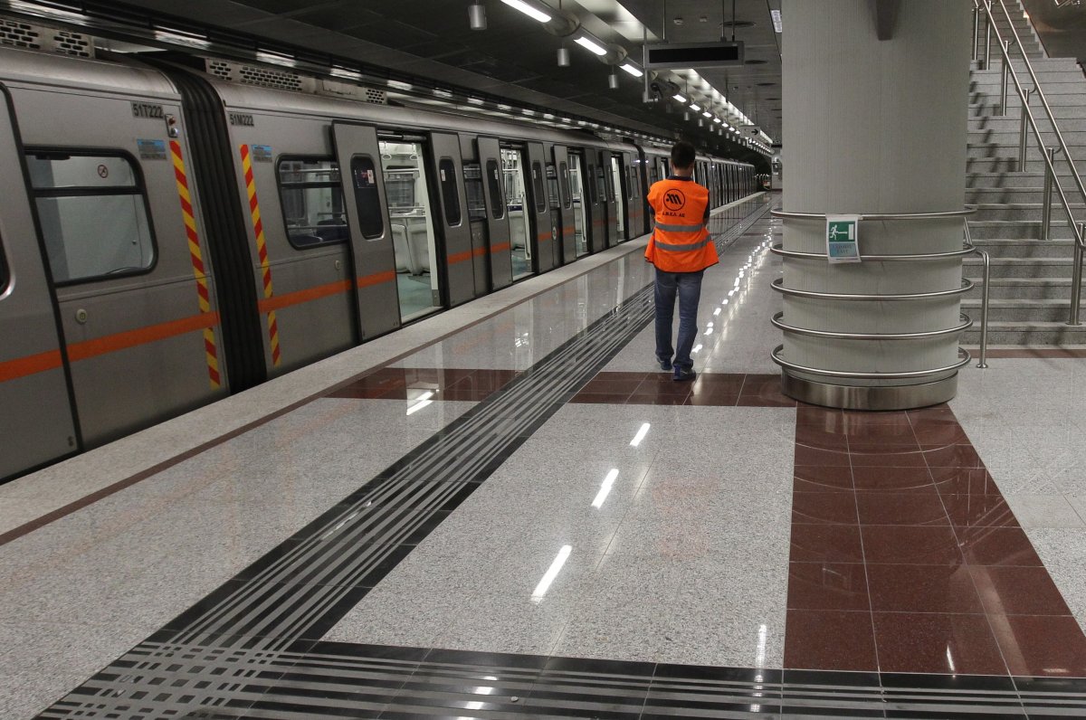 Atina Metrosu'nun 3. hattında raylar yenileniyor, 5 istasyon geceleri erken kapanacak