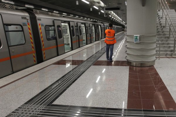 Atina Metrosu'nun 3. hattında raylar yenileniyor, 5 istasyon geceleri erken kapanacak