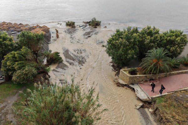 Girit'te fırtına ve sel kaos yarattı, sürücüler ve turistler kurtarıldı