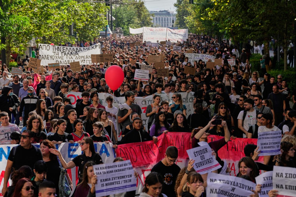 Yunanistan'da öğretmenler ve öğrenciler, konut ve eğitim maliyetlerine karşı Atina'da eylem yaptı