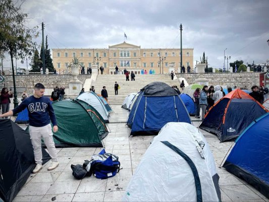 Atina'da Sintagma Meydanı'na çadır kuran Yunan öğrenciler kira ve eğitim maliyetini protesto ediyor