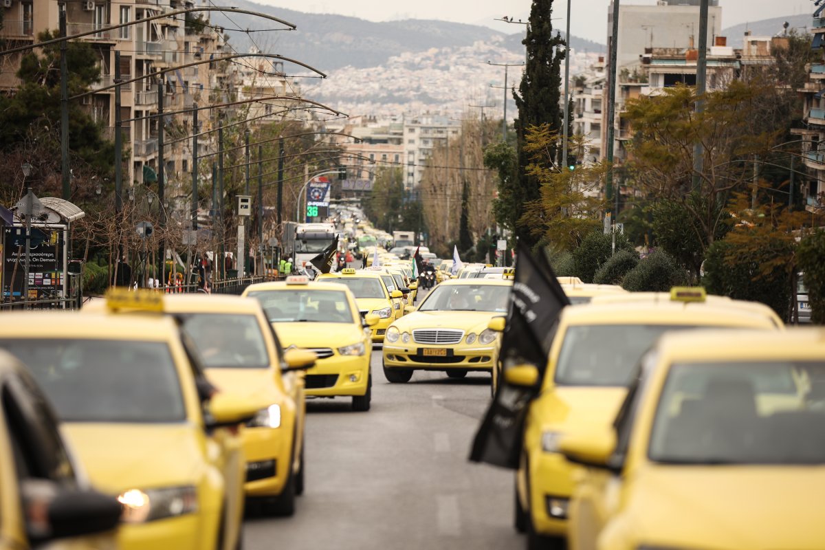 Yunanistan'da taksi federasyonu, araçlara kamera takılmasına yasal çerçeve istiyor