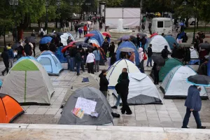 Atina'da üniversite öğrencileri artan hayat pahalılığına karşı meclis önünde çadır kurdu