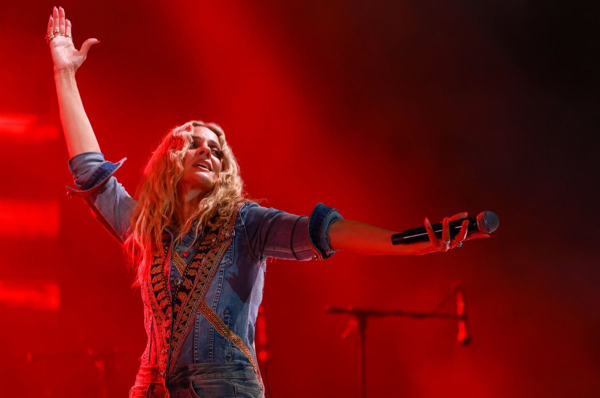 Yunan şarkıcı Natassa Bofiliou, Paris'te Céline Dion konserini büyü olarak nitelendirdi